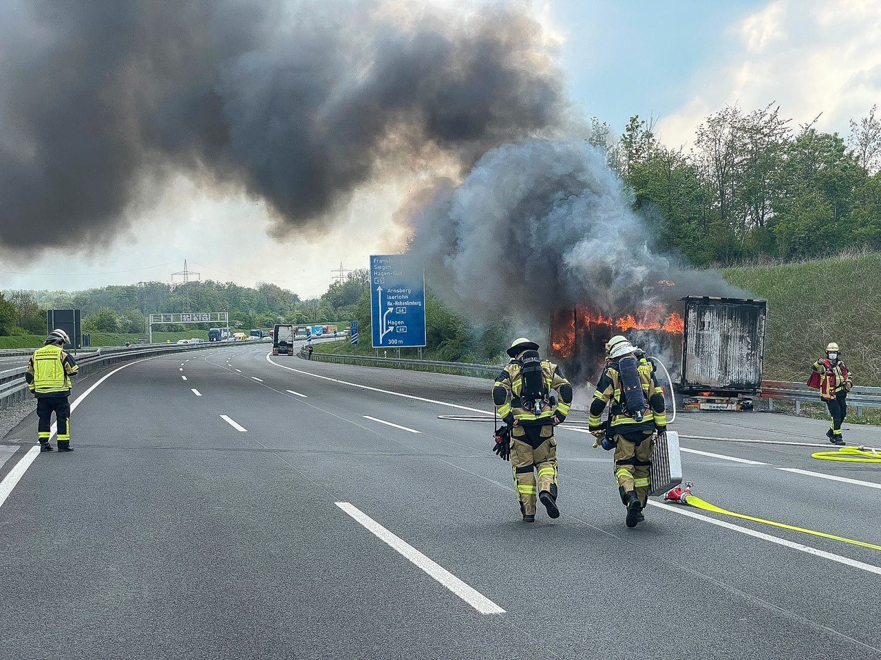 Auf der A45 in Dortmund in Richtung Hagen ist ein Lkw-Anhänger in Brand geraten.