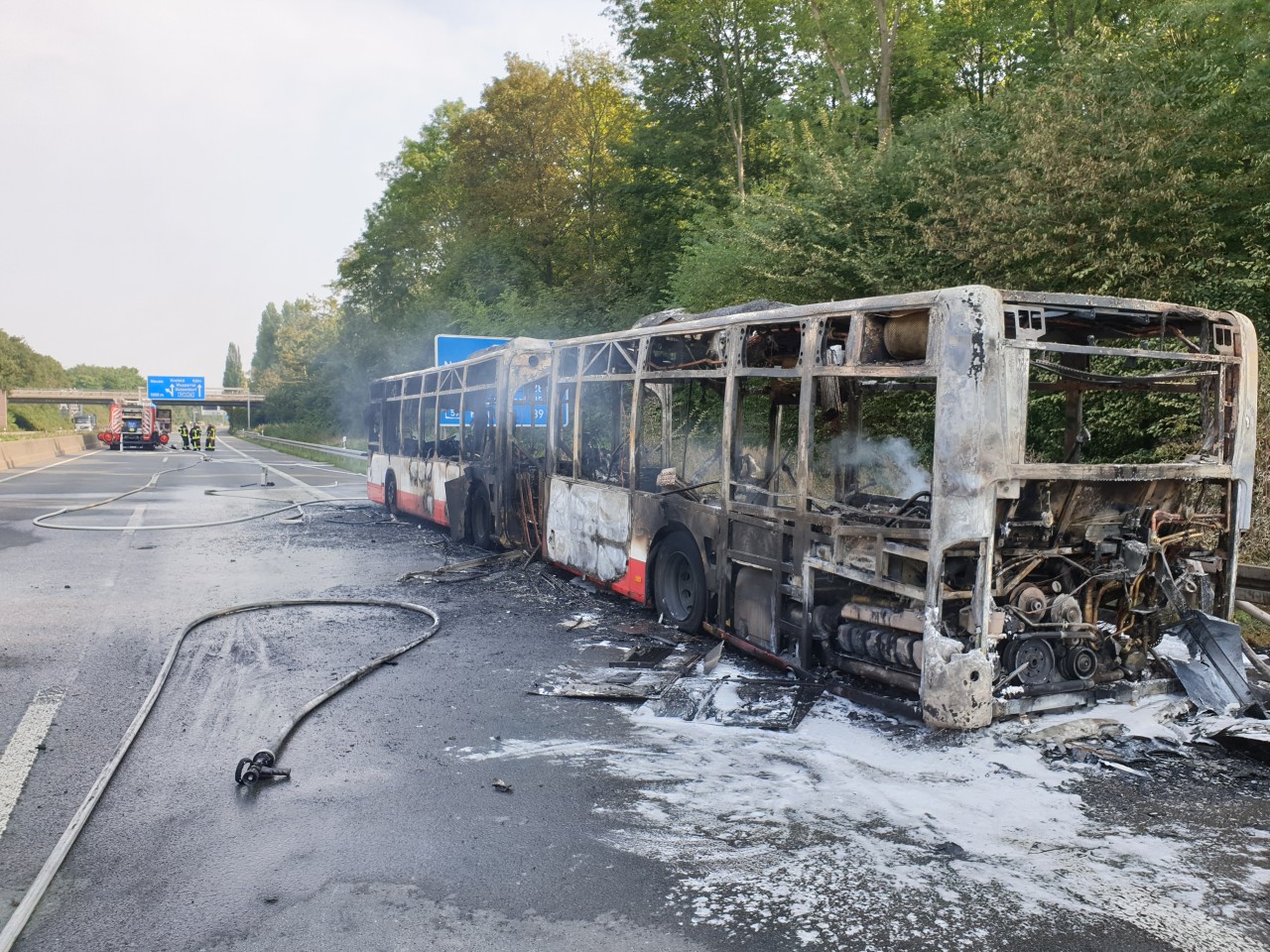 A46 in NRW: In Fahrtrichtung Neuss brannte der Bus. Der Fahrer konnte sich retten. 