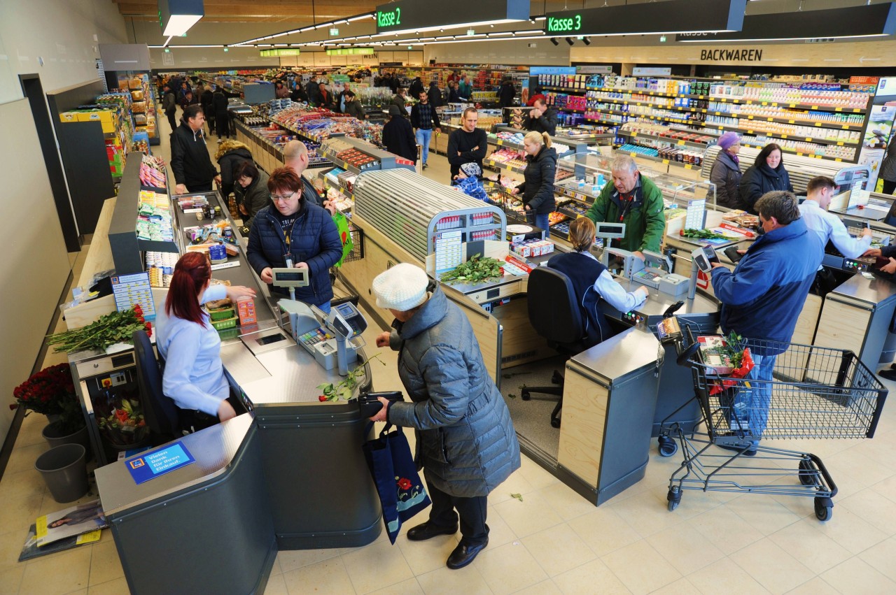 Aldi: Nie wieder anstehen? Der Discounter testet ein kassenloses Bezahlsystem. Wird es das auch bald in Deutschland geben? (Symbolbild) 