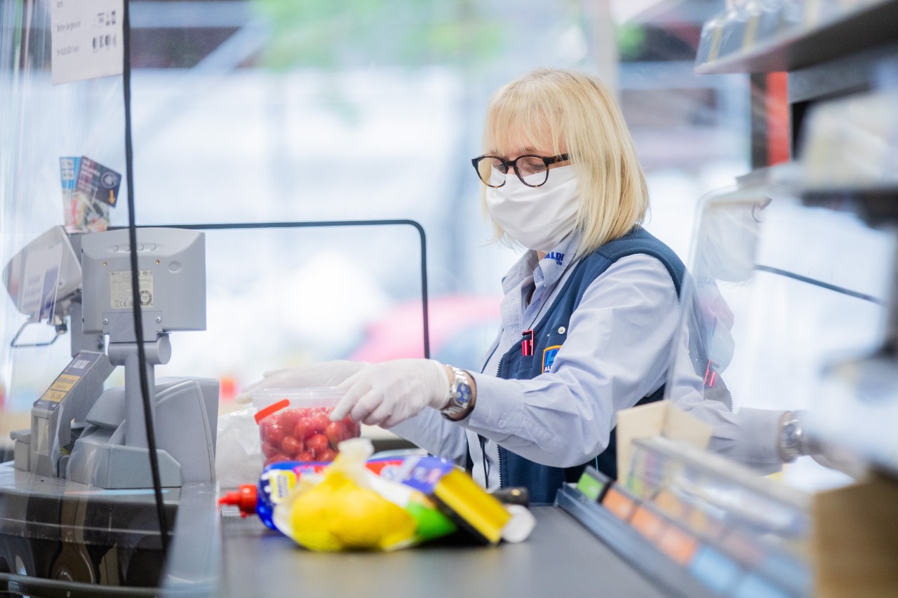 Aldi: Bei dem Kräuterquark der Eigenmarke fehlt der Plastikdeckel - aus einem guten Grund.