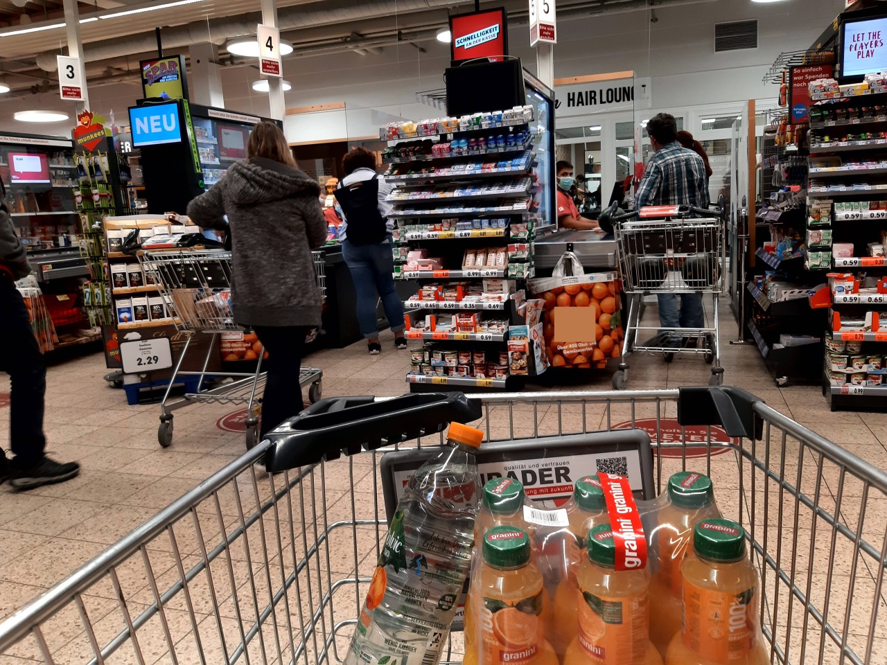 Aldi, Lidl, Rewe & Co.: Große Änderung an den Kassen? (Symbolbild)