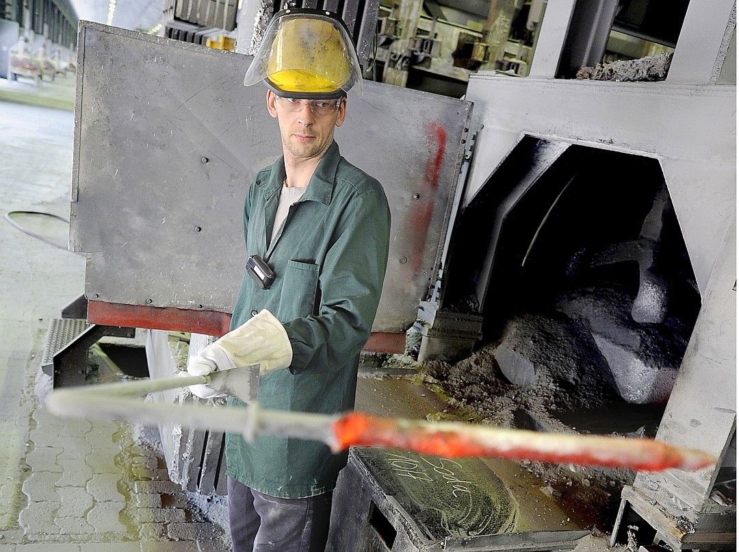 Jürgen Slamberger mit dem Messstab für den Alu-“Pegel“. Anhand der Anhaftungen erkennt er die Menge Aluminium, die sich im Ofen gesammelt hat. 