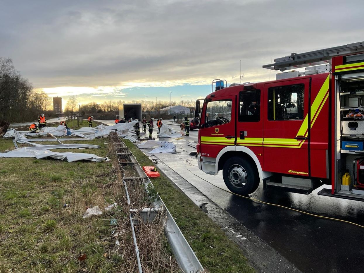 Amazon in Dortmund: Der fliegende Stofffetzen richtete ein ordentliches Verkehrschaos an.