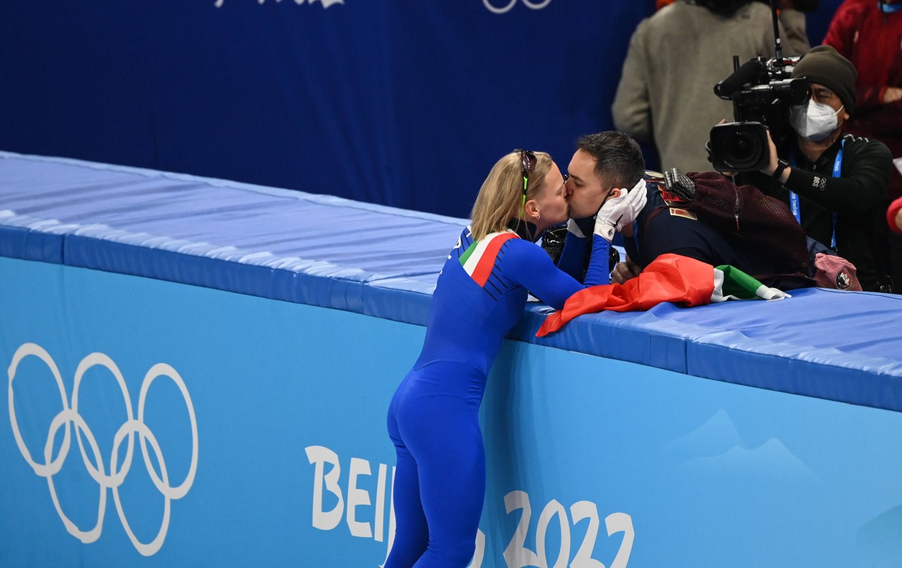 Arianna Fontana unmittelbar nach ihrem Goldtriumph mit ihrem Ehemann und Trainer.