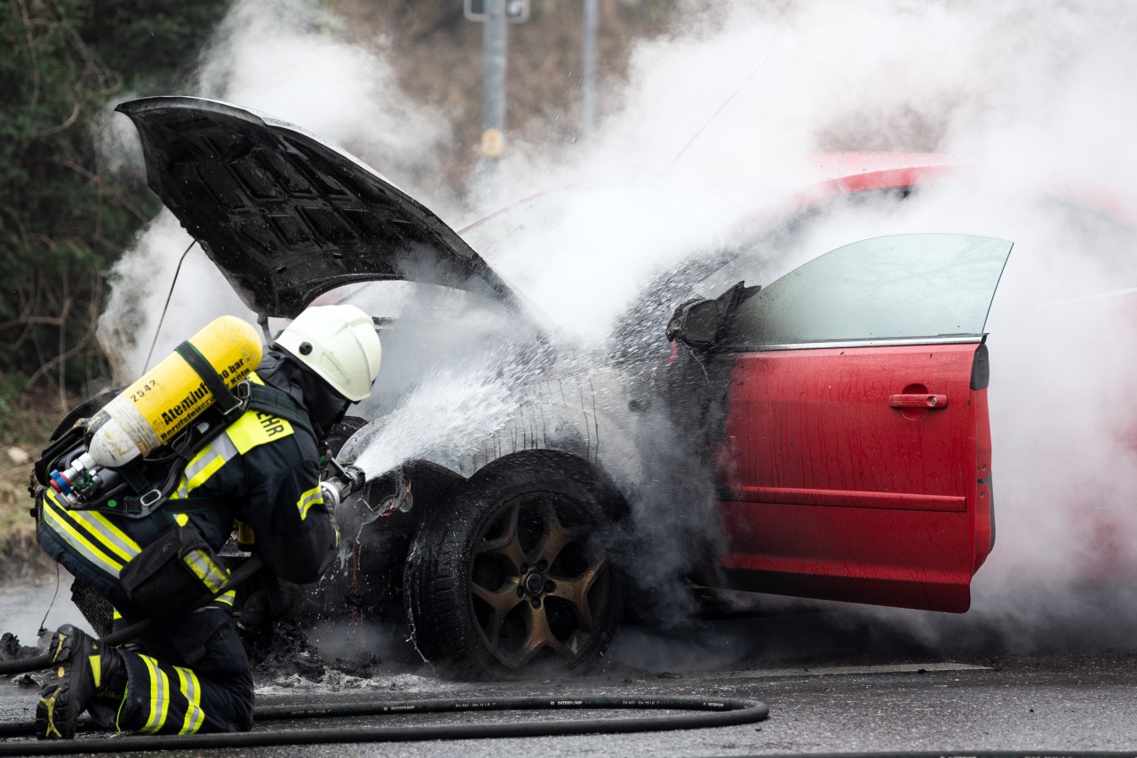 Gelsenkirchen: Unbekannte zünden ein parkendes Auto an. (Symbolbild)