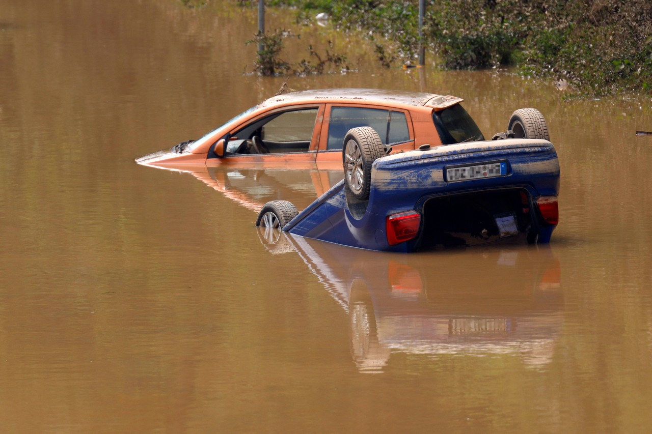 Viele Autos hat es durch das Hochwasser in Flüsse getrieben. (Symbolbild)