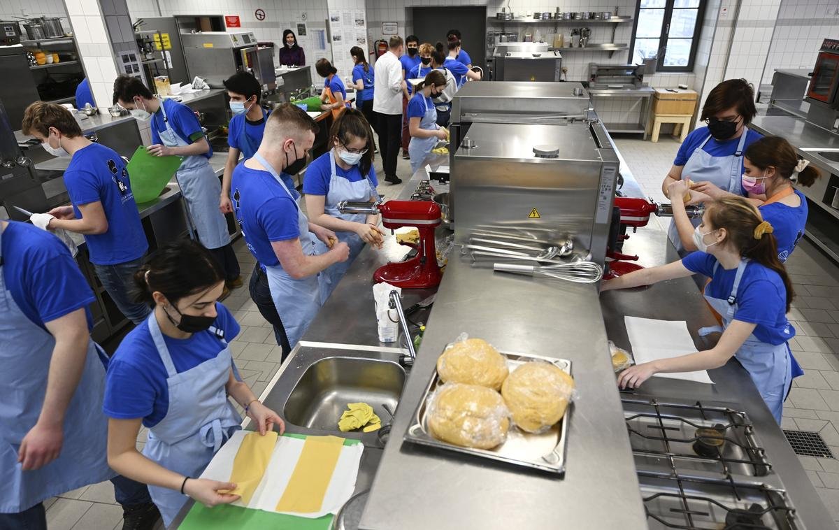 Azubis einer Klasse des ersten Lehrjahrs im Hotelfach stehen in einer Ausbildungsküche im Dehoga-Kompetenzzentrum Erfurt. An selben Tag beginnt hier die Ausbildung für 20 ausländische Azubis im Hotel- und Gastronomiebereich. Foto: Martin Schutt/dpa