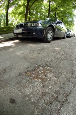 NRW: Die Parksituation in Städten ist angespannt und da parkt man mal dreist. Doch dreiste, als ein BMW-Fahrer parkt, geht es kaum. (Symbolbild)