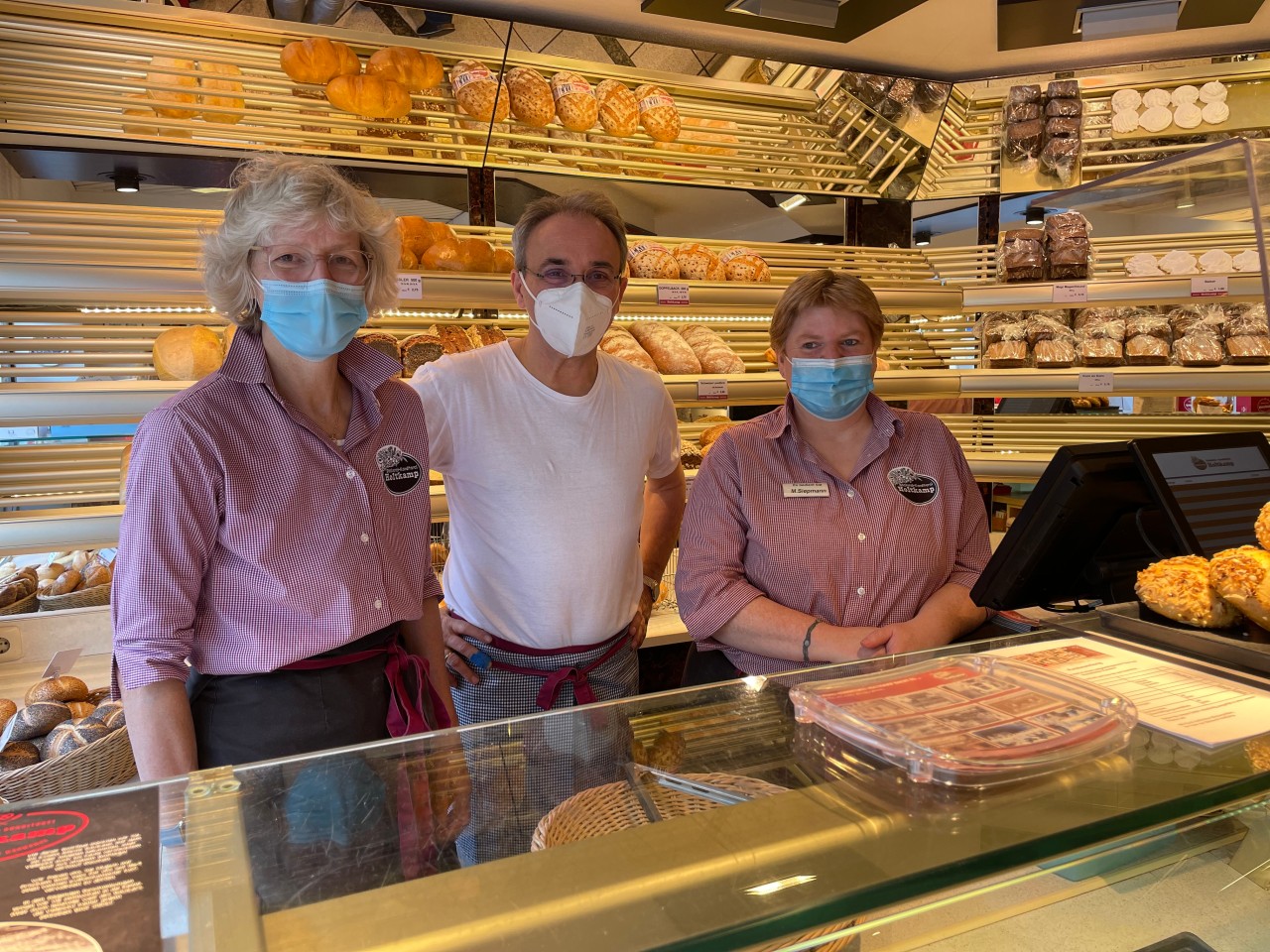 In der ältesten Bäckerei von Essen sind Birgit Holtkamp (l.) und Stefan Holtkamp (M.) mit Herz dabei. 