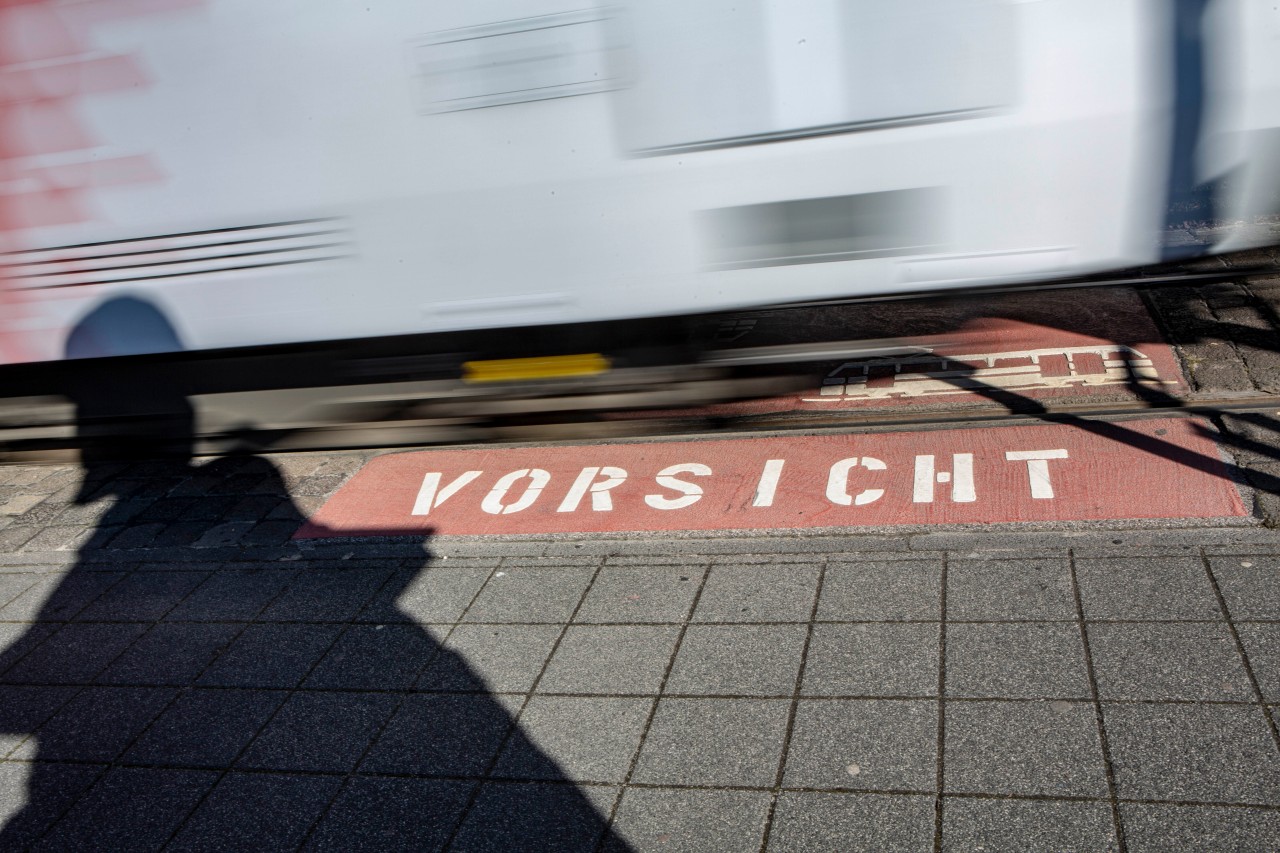 Bahn in NRW: Gefährlich nahe den Gleisen fand ein Polizist eine 86-Jährige liegen, als ein Zug heranfuhr. (Symbolbild)