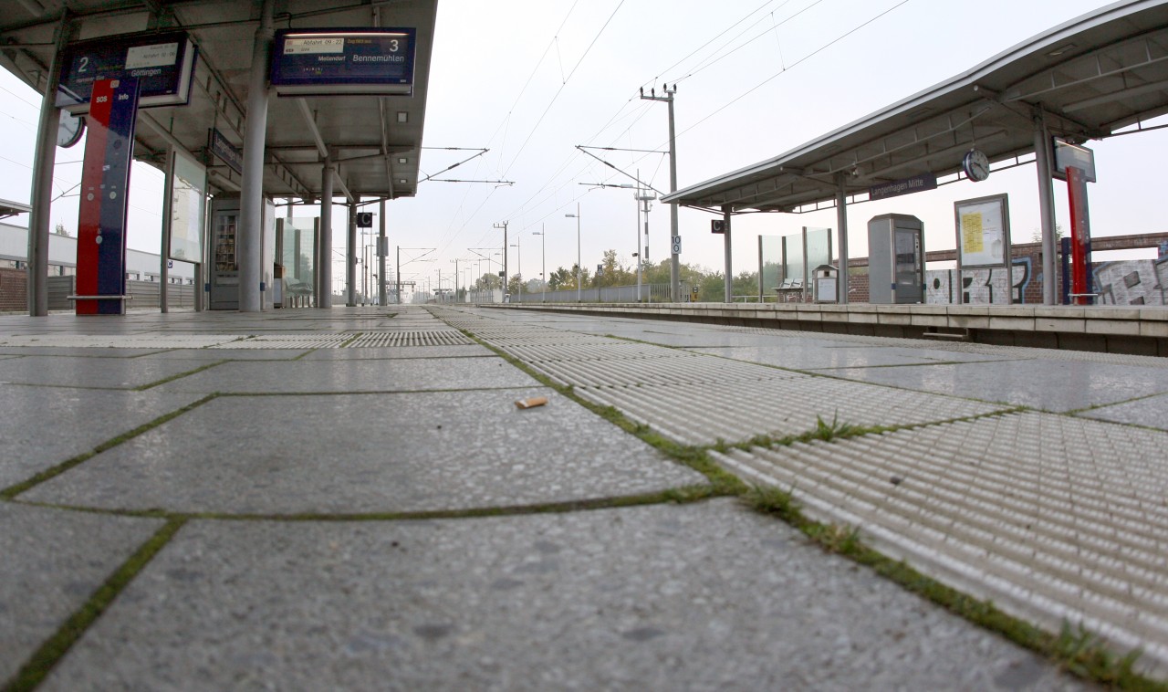 Deutsche Bahn in NRW: Manche Bahnhöfe sind leer, karg und langweilig. Doch das soll sich jetzt ändern! (Symbolbild)