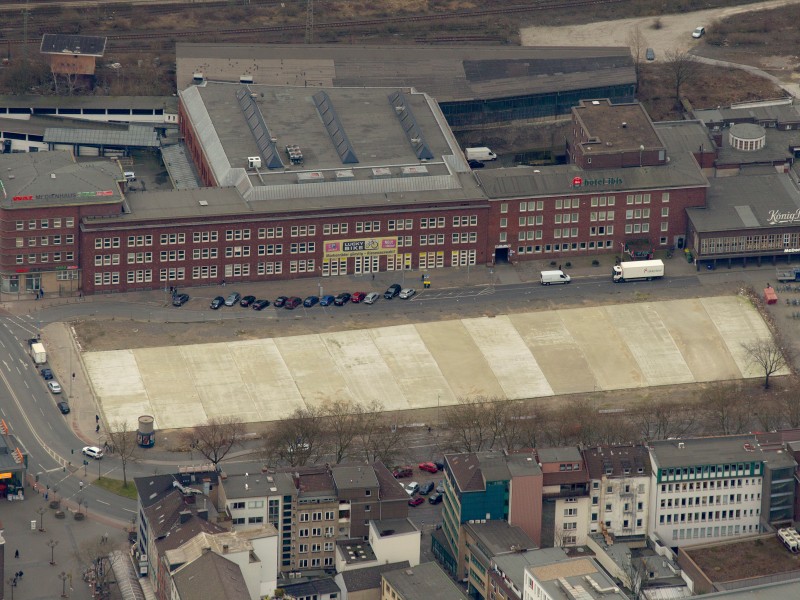 Der Hauptbahnhof (rechts), das Medienhaus (links), die Mercatorstraße (unten) und mittendrin: die Bahnhofsplatte.