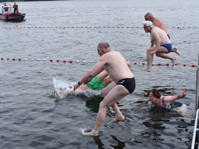 Einige dieser Damen und Herren wissen noch, wie es vor dem Badeverbot im Baldeneysee war. 