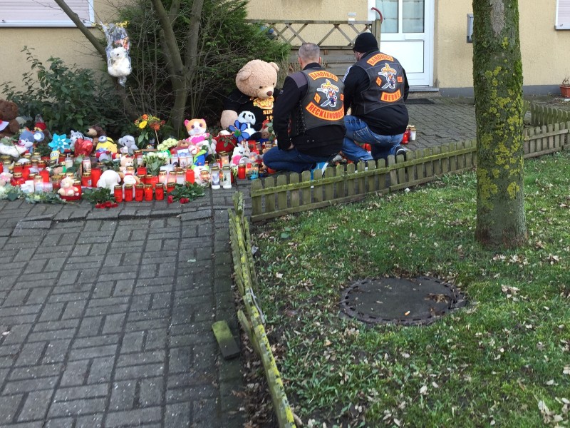 Auch Mitglieder der Bandidos trauern vor dem Haus von Jadens Familie.