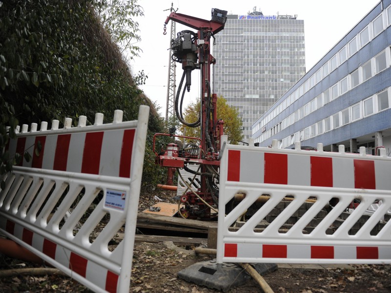 Probebohrungen sollen weitere Erkenntnisse bringen, wie groß die Hohlräume sind - und damit auch die Gefahr für den Bahnverkehr.