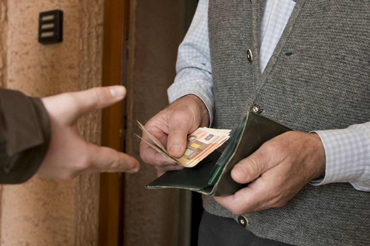 Ein vermeintlicher Steuerberater sackte das Geld an der Haustür in Bochum ein. (Symbolbild)