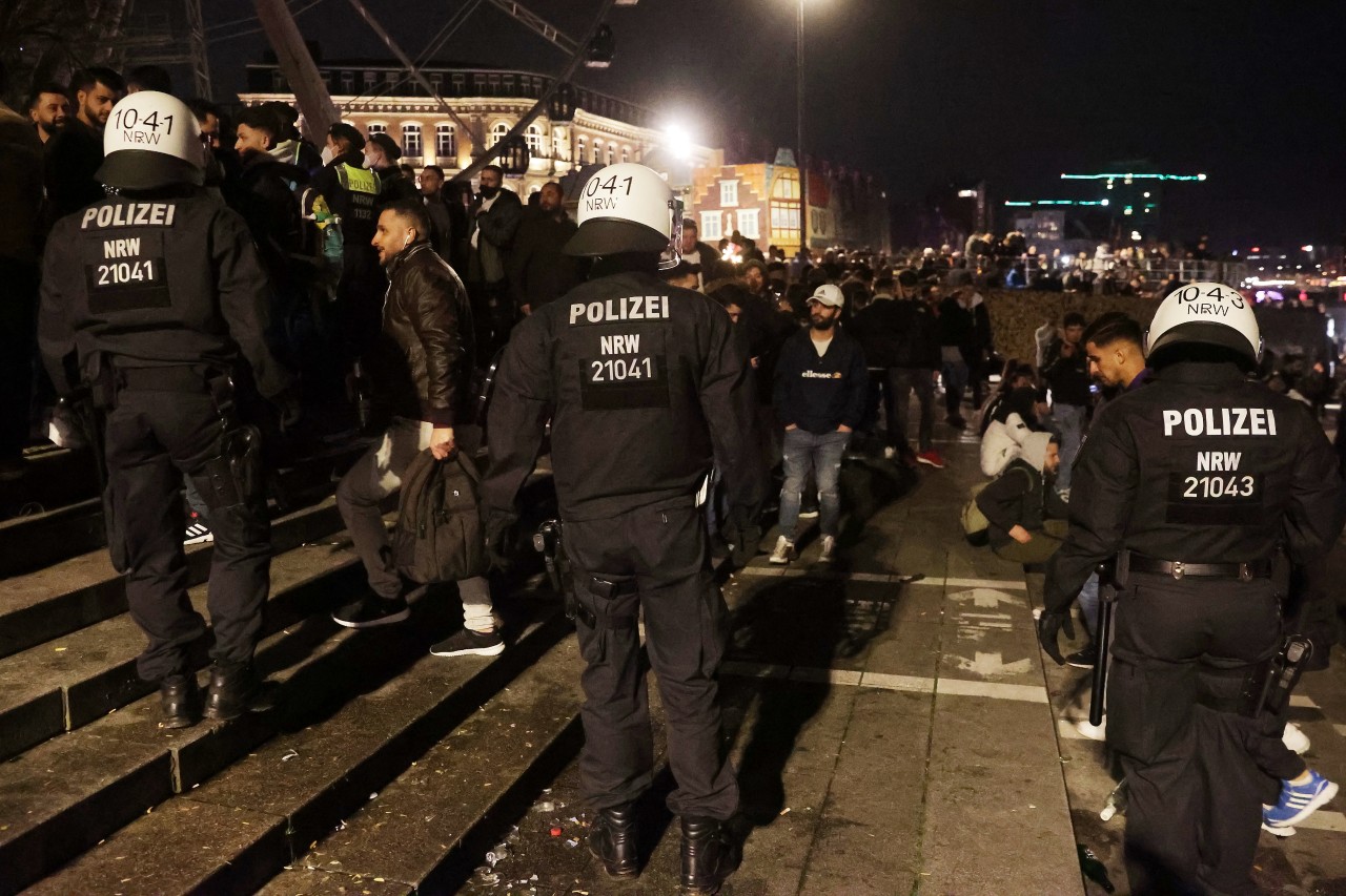 Der verstorbene Polizist war in der Silvesternacht in Düsseldorf im Einsatz. (Symbolbild)