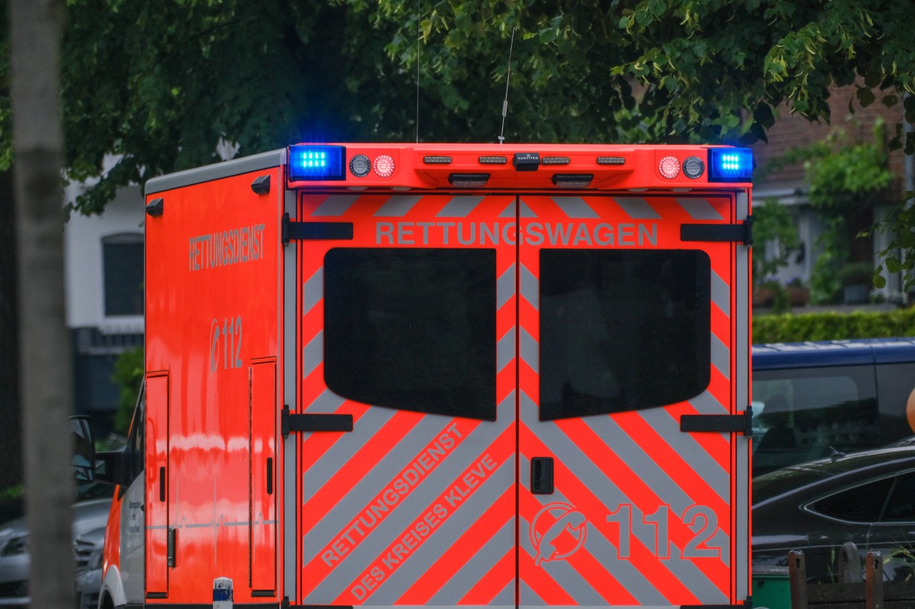 Bochum: Ein Mann wurde lebensgefährlich verletzt. Mittlerweile schwebt er nicht mehr in Lebensgefahr. (Symbolbild) 