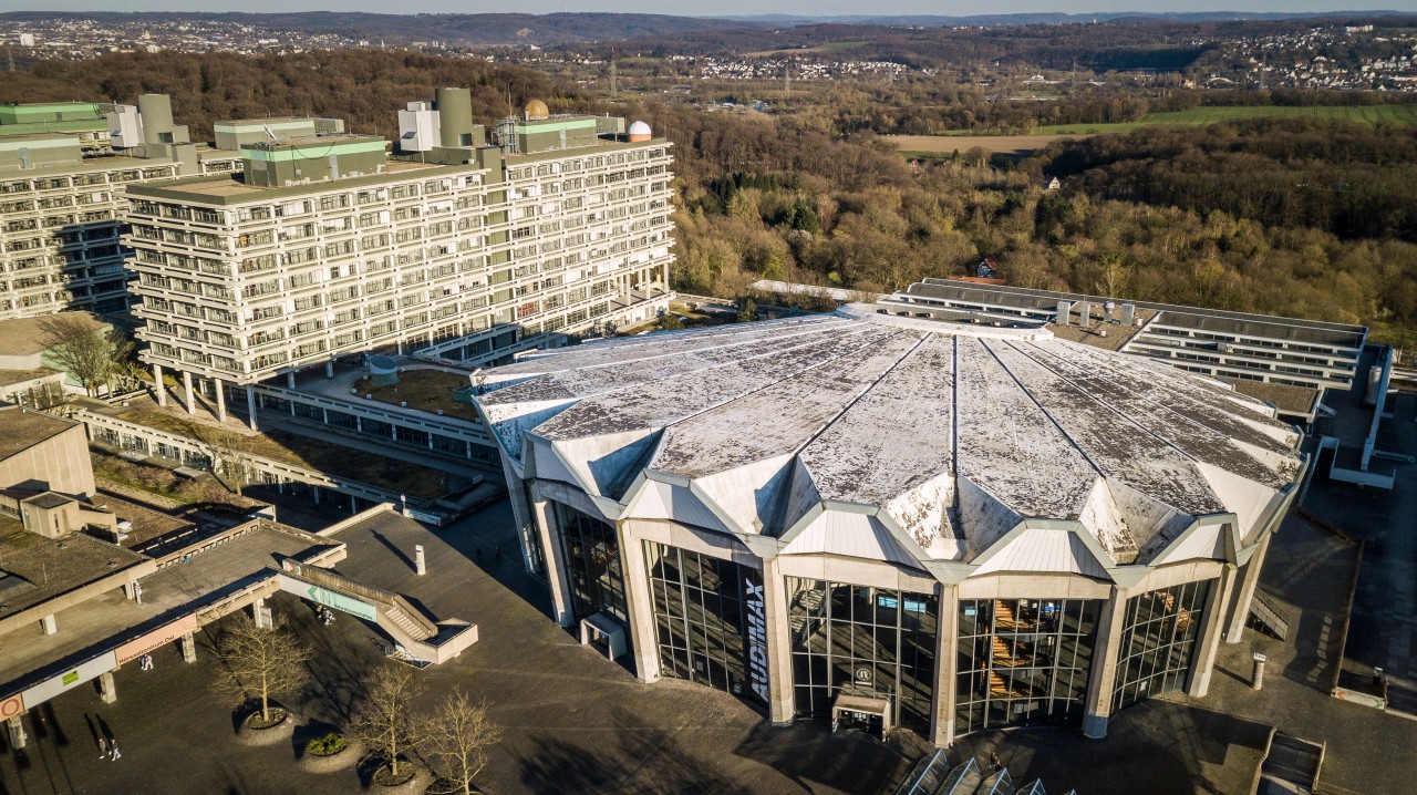 Die Gebäude der naturwissenschaftlichen Fakultäten schließen sich links hinter dem Audimax an. (Archivbild)