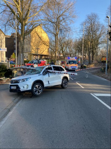 Bochum: Die Schranke durchbohrte die Windschutzscheibe des SUV's.