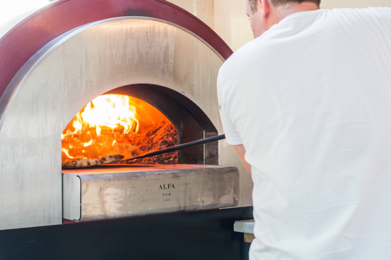 Bochum: Pizzabäcker verfängt sich in Teigknetmaschine - Feuerwehr muss ausrücken (Symbolbild). 