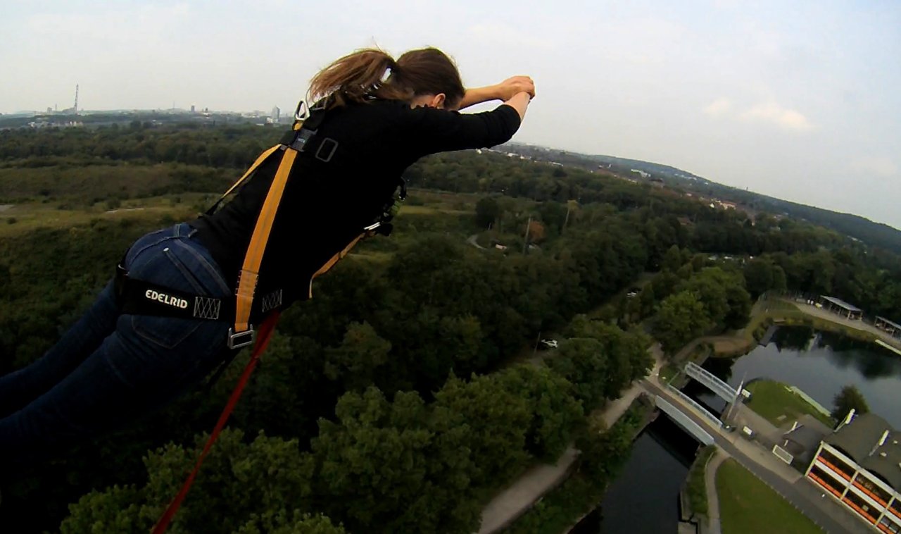 Duisburg/NRW: Im freien Fall – Bungee-Jumping im Sportpark Wedau ...