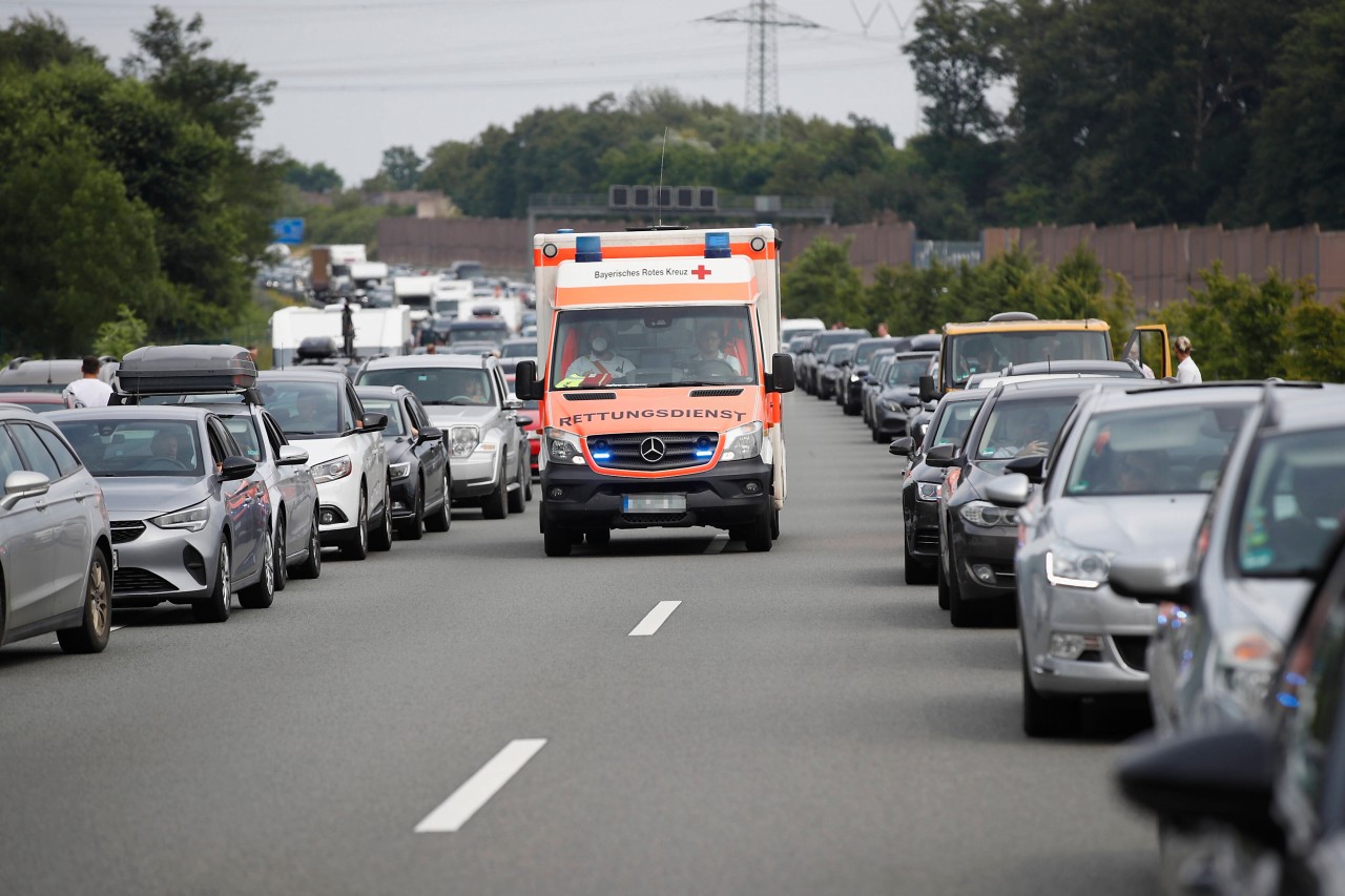 Auf der A13 in Brandenburg hat es einen schweren Reisebus-Unfall gegeben (Symbolbild).