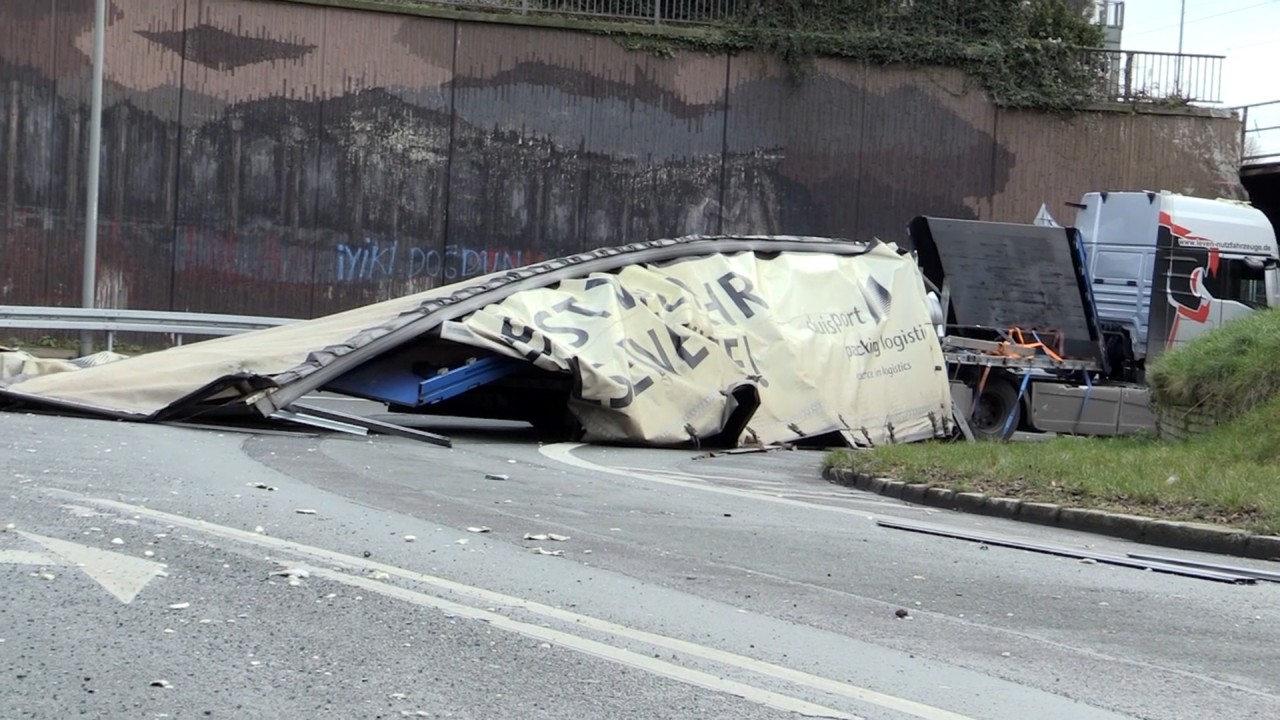 Centro Oberhausen: In der Nähe des Einkaufszentrums riss es einen Lkw-Auflieger auseinander.