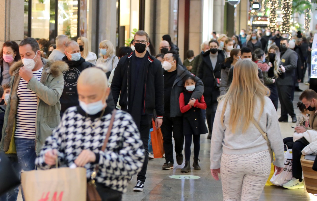 Centro Oberhausen: Die Weihnachtszeit lockt zahlreiche Besucher in den Einkaufstempel - wie hier am letzten Samstag vor Heiligabend.