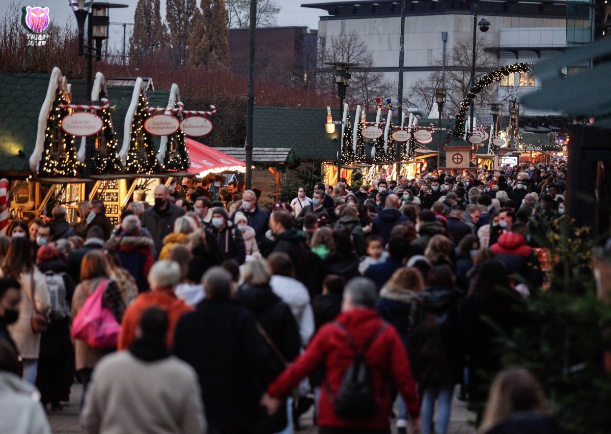 Centro Oberhausen: Der Weihnachtsmarkt war am Wochenende vor Inkrafttreten der 2G-Regelung sehr gut besucht., Centro Oberhausen: Die Regeln für den Weihnachtsmarkt wurden verschärft.