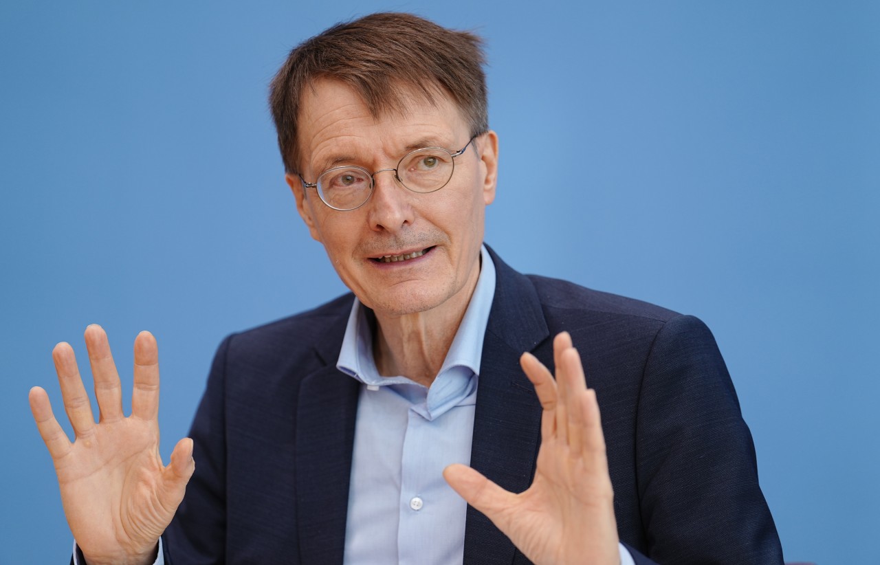 Corona in Deutschland: Karl Lauterbach kündigt neue Beschlüsse an – DAS soll sich jetzt alles ändern. 