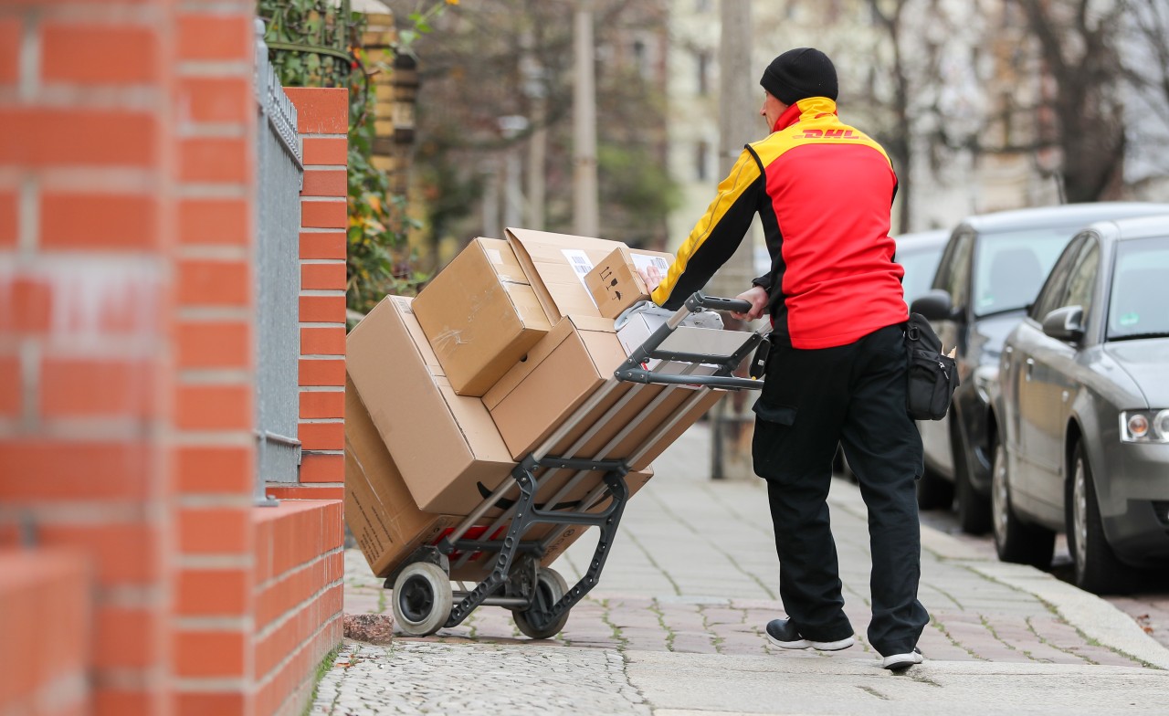 DHL: Eine Frau filmte einen Paketzusteller und zog einen bösen Vergleich. (Symbolbild)