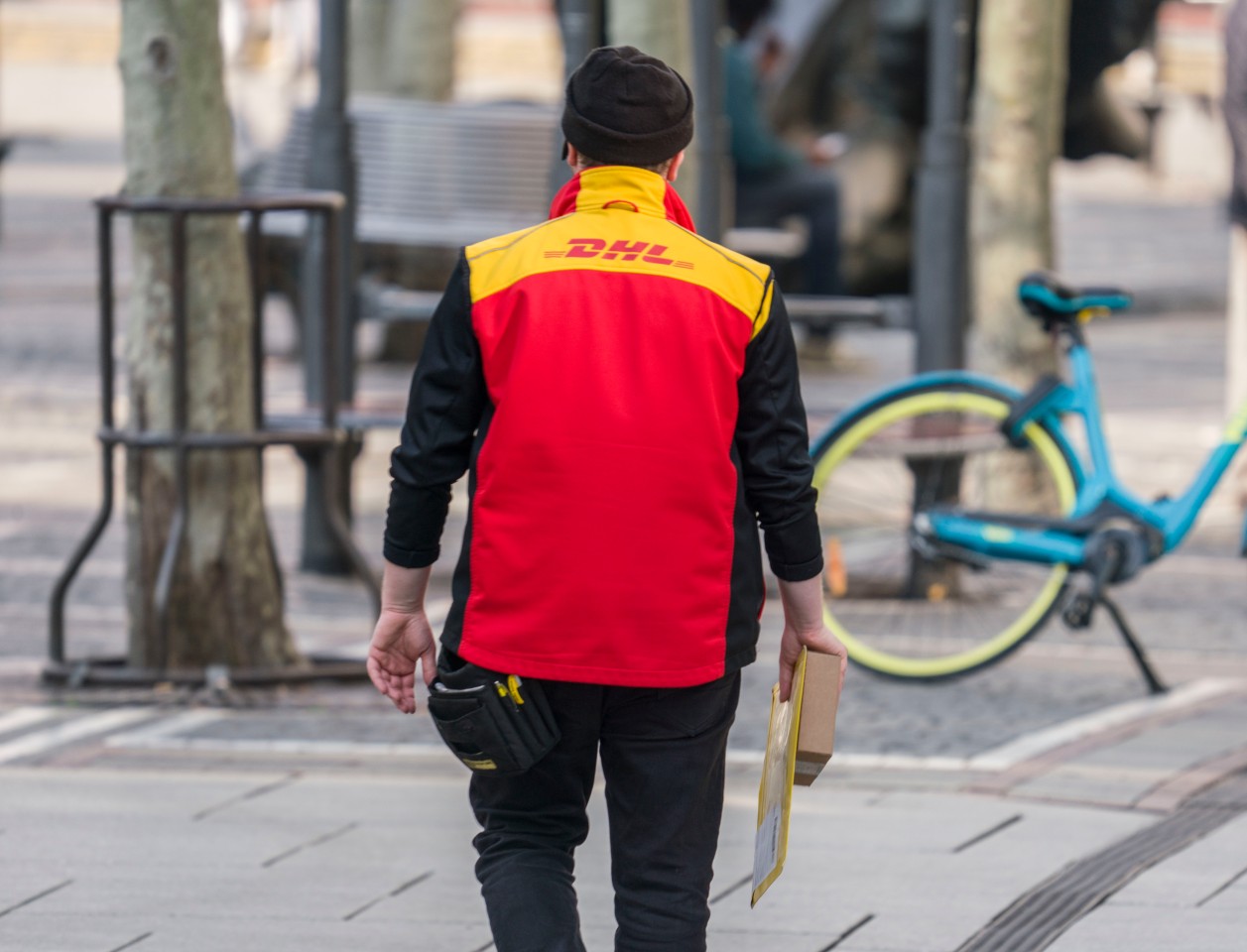 DHL: Ein Kunde beschwert sich über einen Paket-Boten. (Symbolbild)