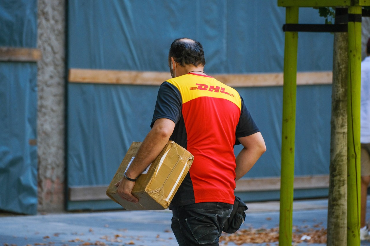 Ein Bote von DHL hatte einer Kundin zuletzt eine besonders brisante Notiz hinterlassen. (Symbolfoto)