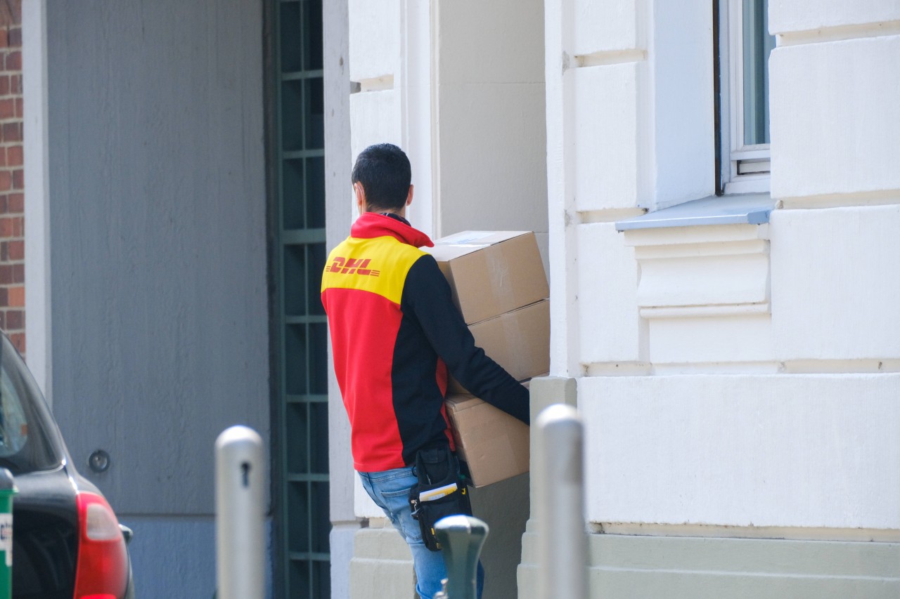 Eine DHL-Kundin ist bei der Lieferung ihres Pakets geschockt! Irgendwie riecht es merkwürdig. (Symbolbild)