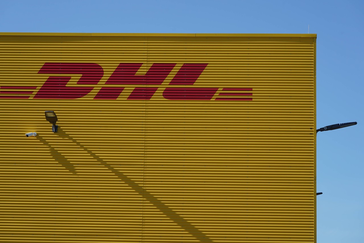 Eine Frau filmte einen DHL-Mann bei der Arbeit.