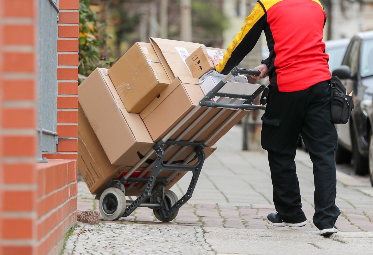 DHL in NRW: Ein Paketbote wurde Opfer eines versuchten Raubes (Symbolfoto).