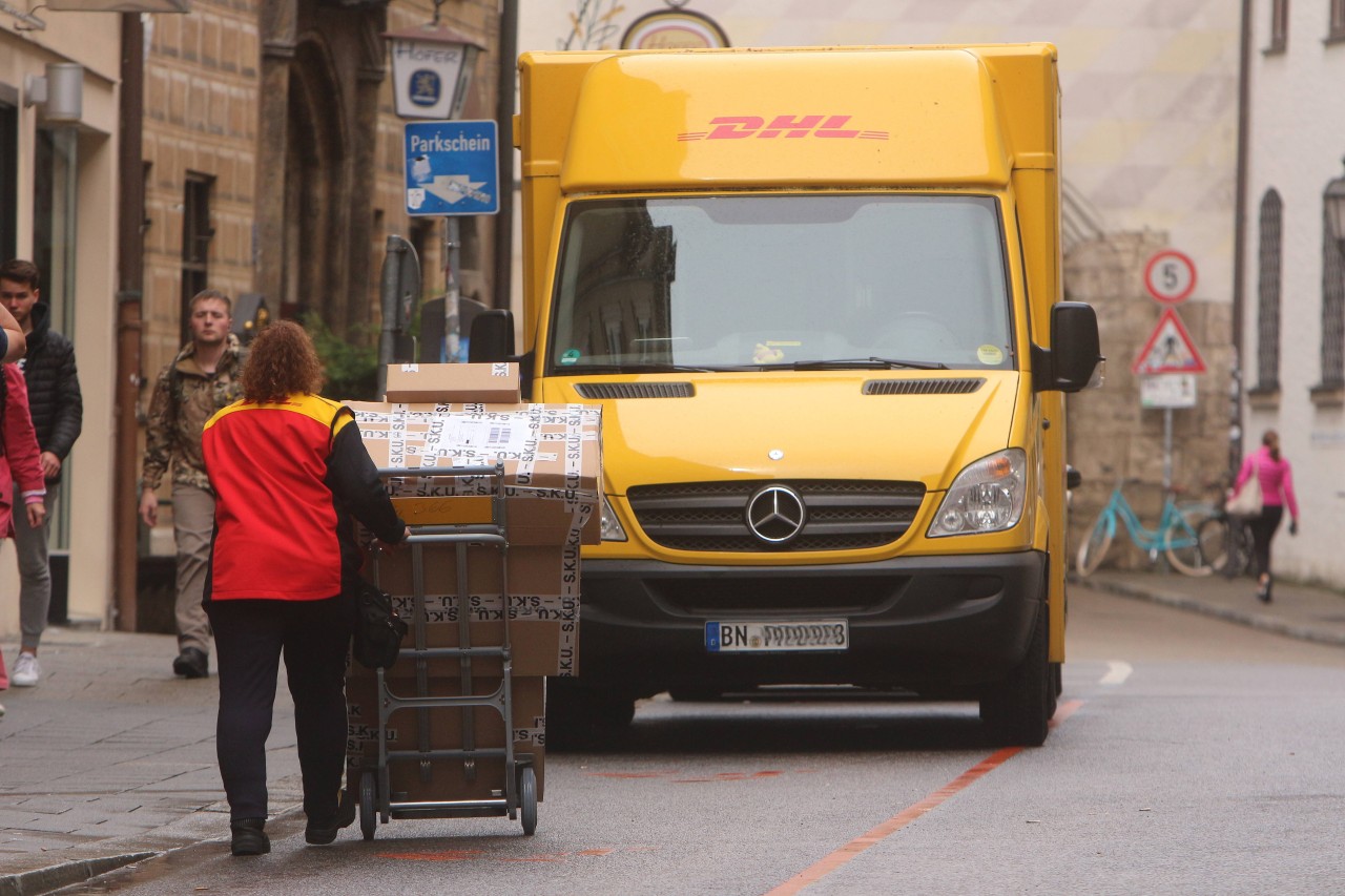 DHL: Ein Kunde regt sich tierisch über eine Zustellerin auf. (Symbolbild)