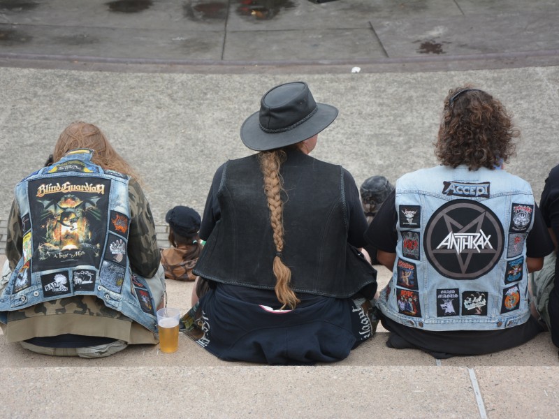 Metalfans im Amphitheater Gelsenkirchen. Dort fand wieder das Rock Hard Festival statt.