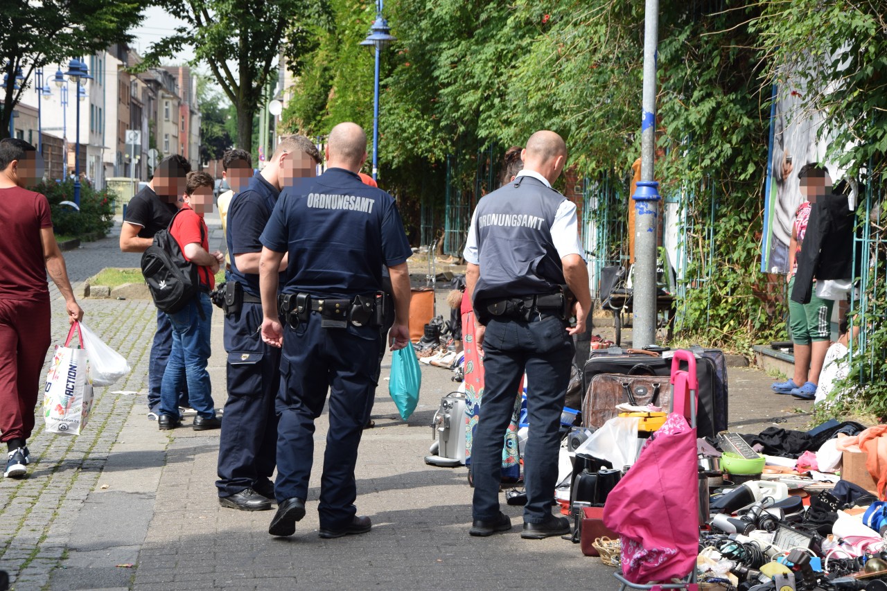 Das Ordnungsamt muss in Marxloh oft wilde Trödelstände auflösen. Wildes Trödeln ist verboten.