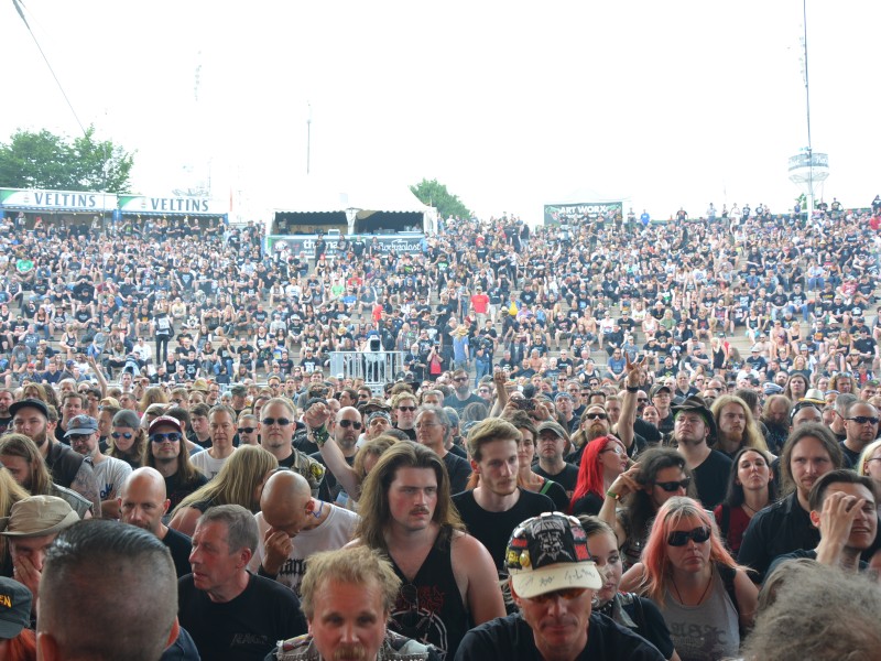 Metalfans im Amphitheater Gelsenkirchen. Dort fand wieder das Rock Hard Festival statt.