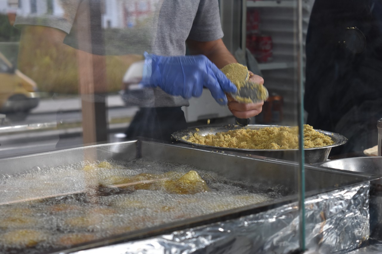 Frische Falafel werden am besten vor deinen Augen zubereitet, geformt und dann fritiert.  