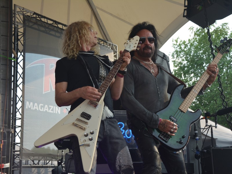 Die Band The Dead Daisies bei ihrem Auftritt im Amphitheater Gelsenkirchen. Dort fand wieder das Rock Hard Festival statt.