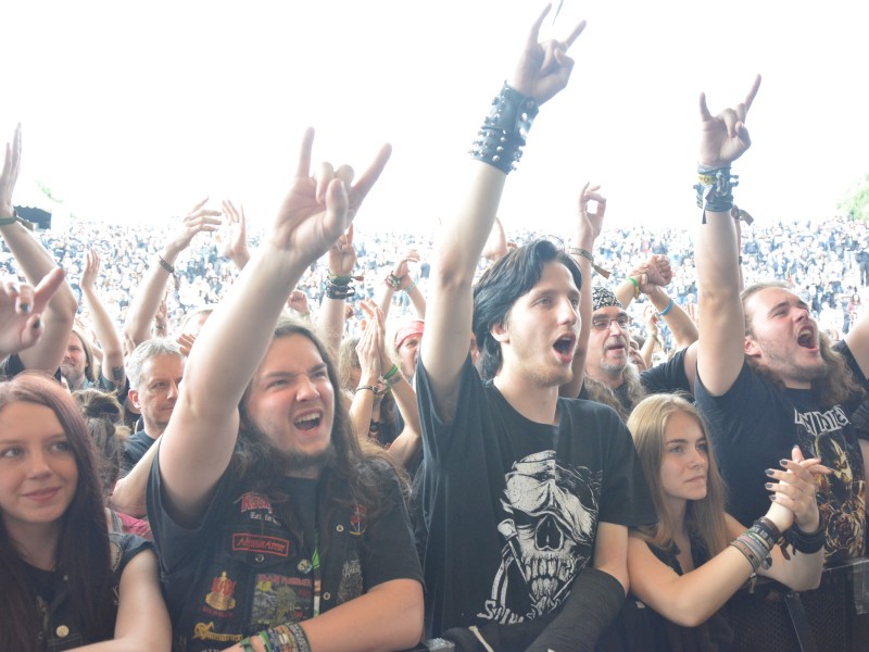 Metalfans im Amphitheater Gelsenkirchen. Dort fand wieder das Rock Hard Festival statt.