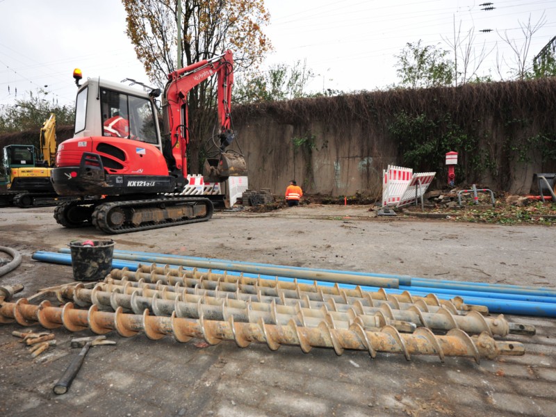 Die Bohrbaustelle südlich der Gleise am AEG-Haus. Foto: Jörg Schimmel / WAZ Fotopool