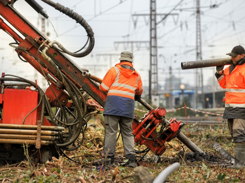 Am Freitagmorgen startete die Firma Essen Grundbau die Erkundungsbohrungen nördlich der Gleisanlagen. Foto: Knut Vahlensieck / WAZ Fotopool 