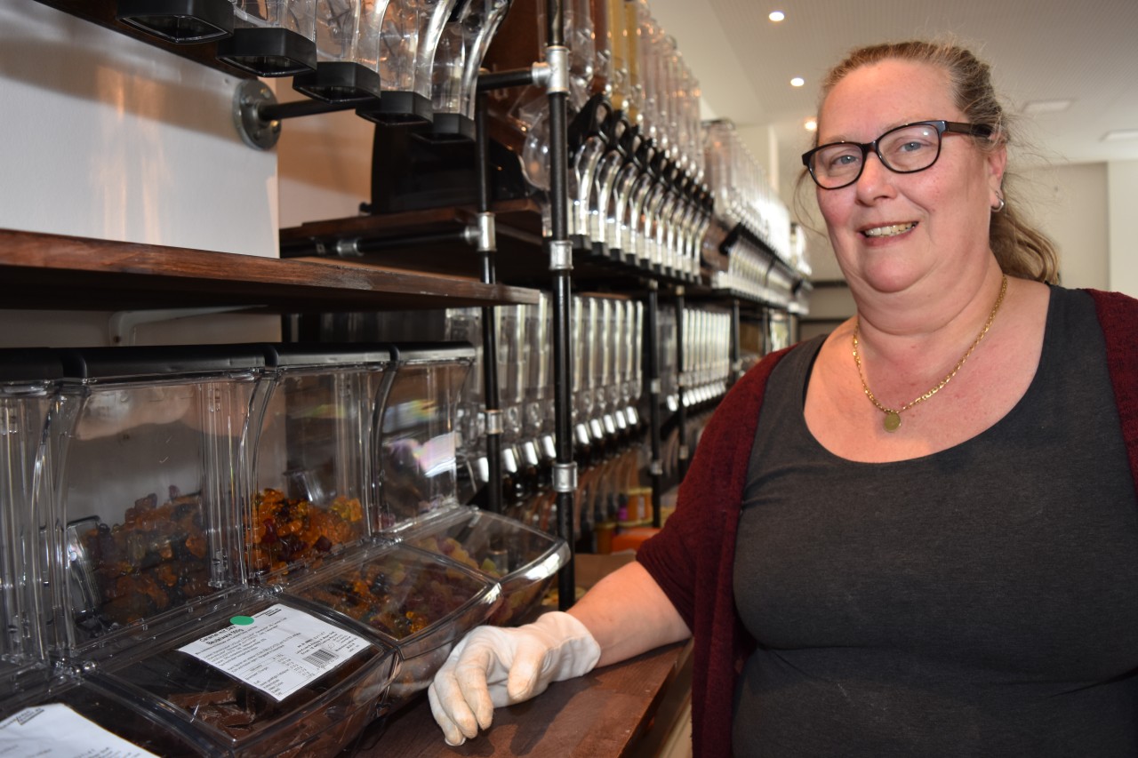 Besitzerin Christine Teske in ihrem Laden „Glücklich Unverpackt" in Essen.