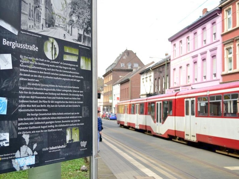 In der geschichtsträchtigen Bergiusstraße liegt mit der Haltestelle Karlstraße nicht nur die nächste Station, ...  