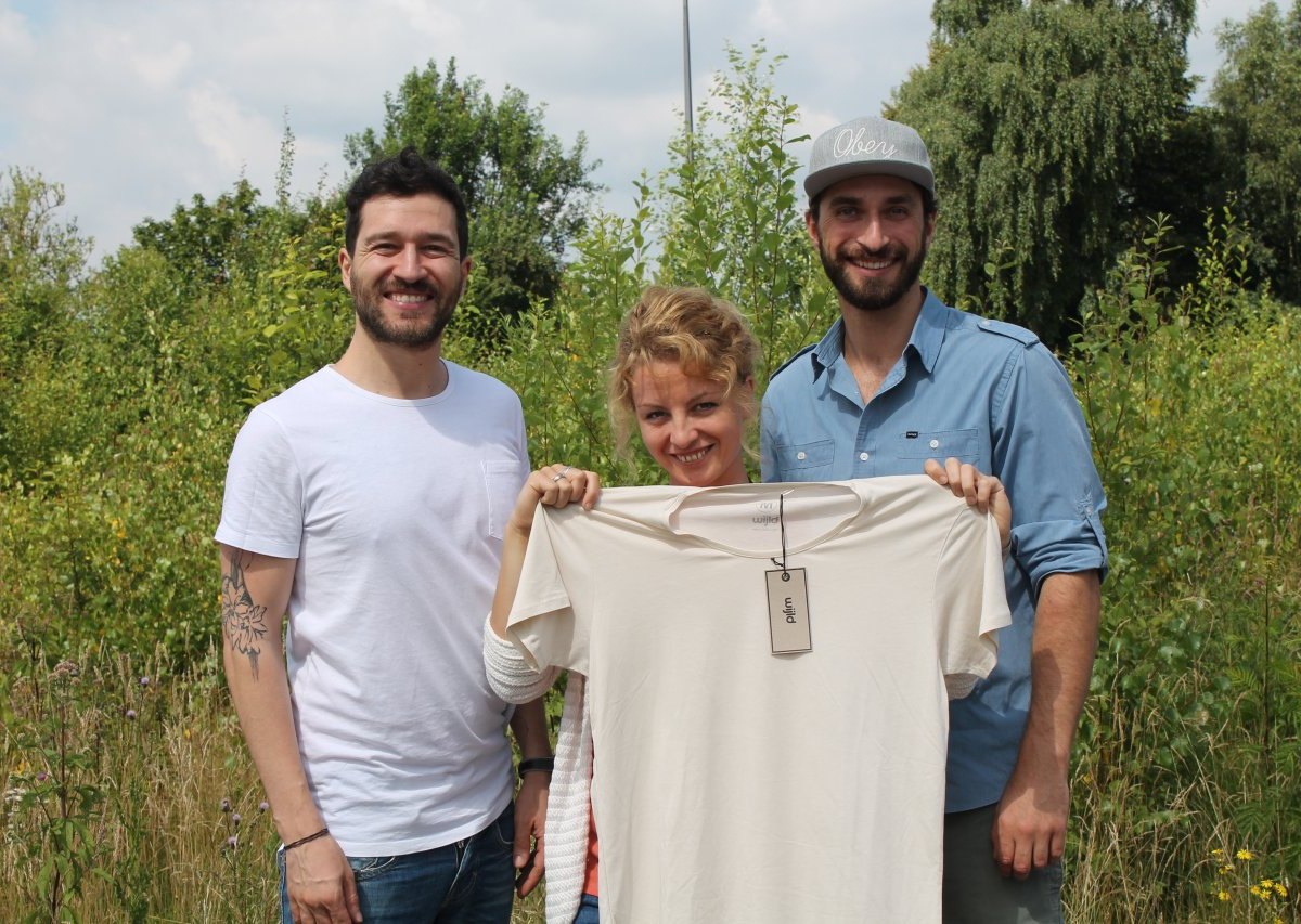 Das Trio "wijld" und ihr T-Shirt aus Holz.