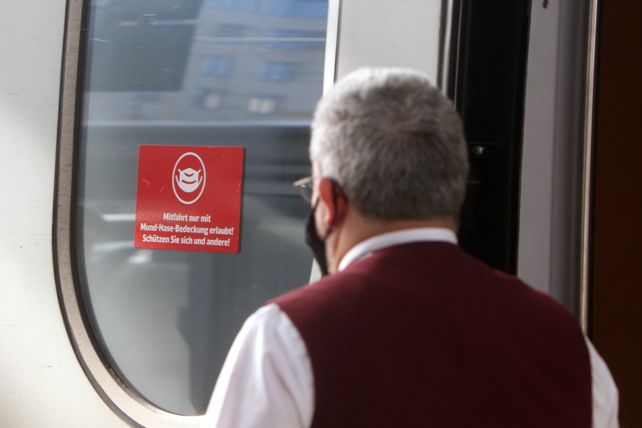 Deutsche Bahn in Duisburg: Als ein Mann vom Zugbegleiter auf seine Maske angesprochen wird, rastet er plötzlich aus. (Symbolbild)